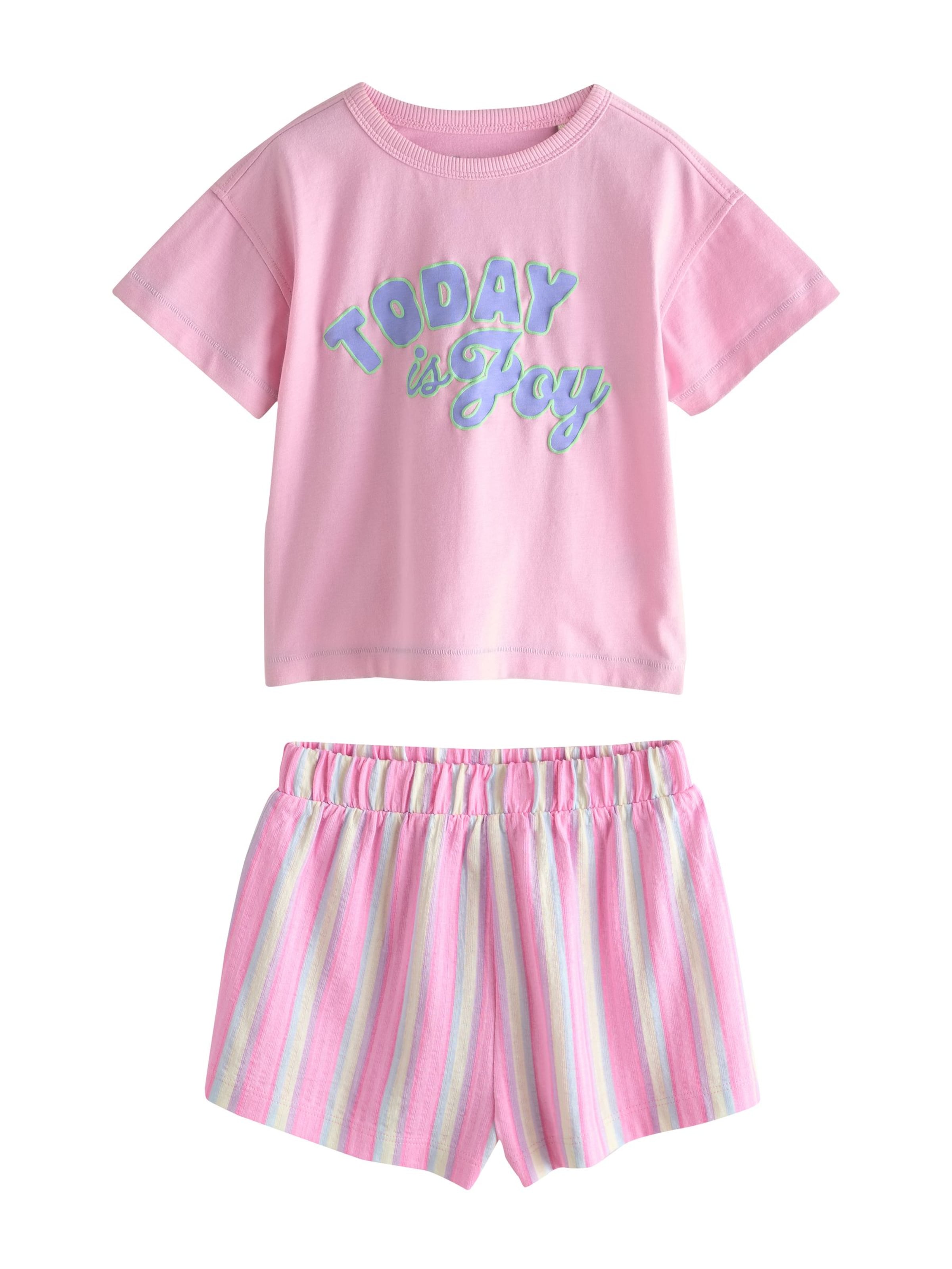 Pijamale de la Next pe bej