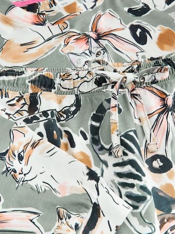 Pijama de la Next pe verde