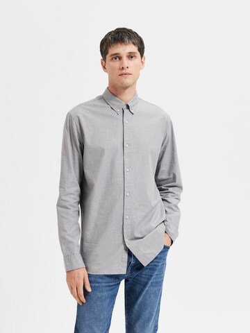 Coupe slim Chemise 'Theo' SELECTED HOMME en gris : devant