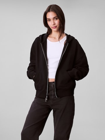 Calvin Klein Sweatjacke in Schwarz: Vorderseite