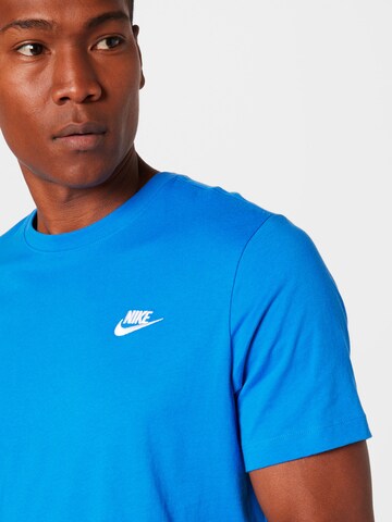 Coupe regular T-Shirt 'Club' Nike Sportswear en bleu