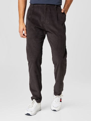Rotholz Regular Pleat-Front Pants in Black: front