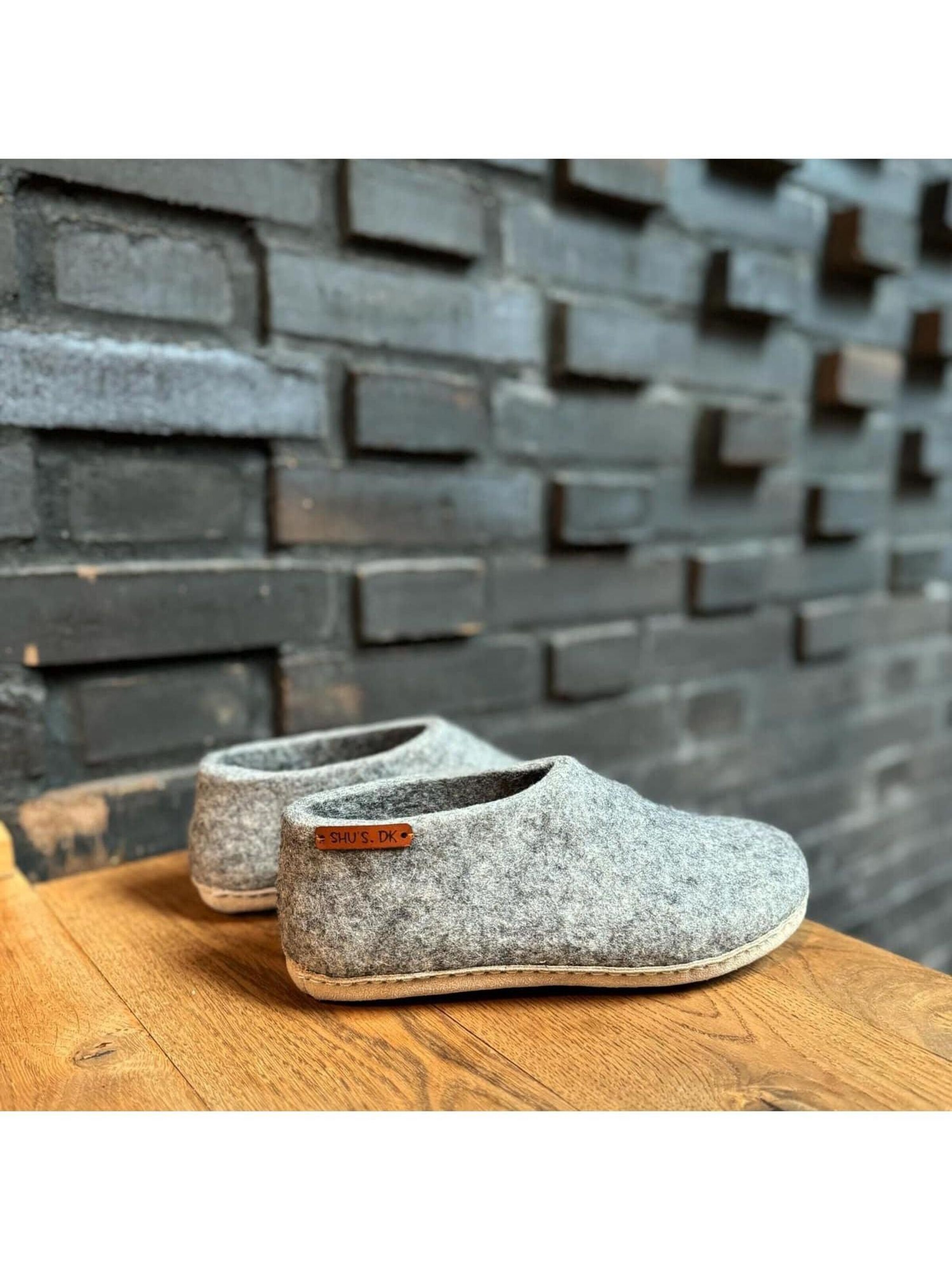 SHUS walk with nature Huisschoenen 'Uldhjemmesko (100% ren uld) - m/sål i skind - Dansk Design fra SHUS' in Grijs