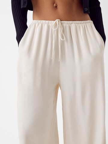 Wide leg Pantaloni de la Bershka pe alb