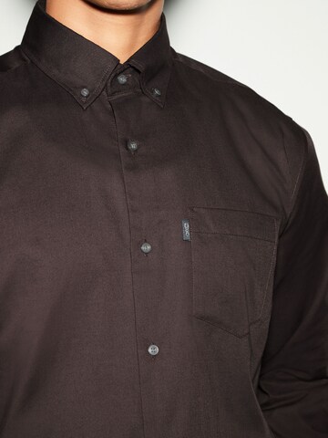 Coupe regular Chemise Next en marron