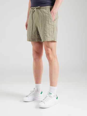 Abercrombie & Fitch Regular Trousers in Green: front