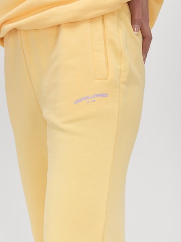UNFOLLOWED x ABOUT YOU Zúžený Kalhoty 'VIBE' – žlutá