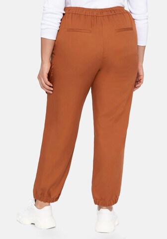 SHEEGO - Tapered Pantalón cargo en marrón