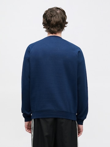 ADIDAS ORIGINALS Sweatshirt i blå: baksida