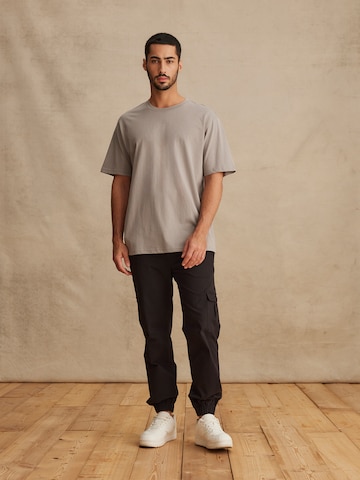 DAN FOX APPAREL - Camiseta 'Cem' en gris