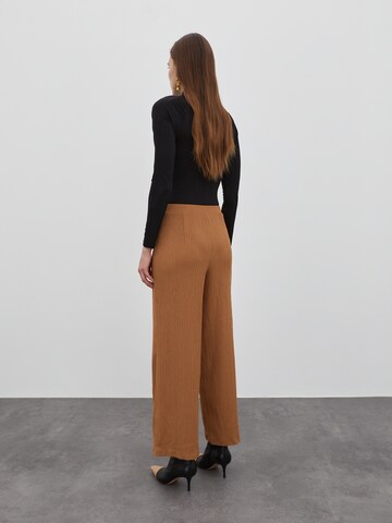 Wide leg Pantaloni 'Fenja' di EDITED in marrone