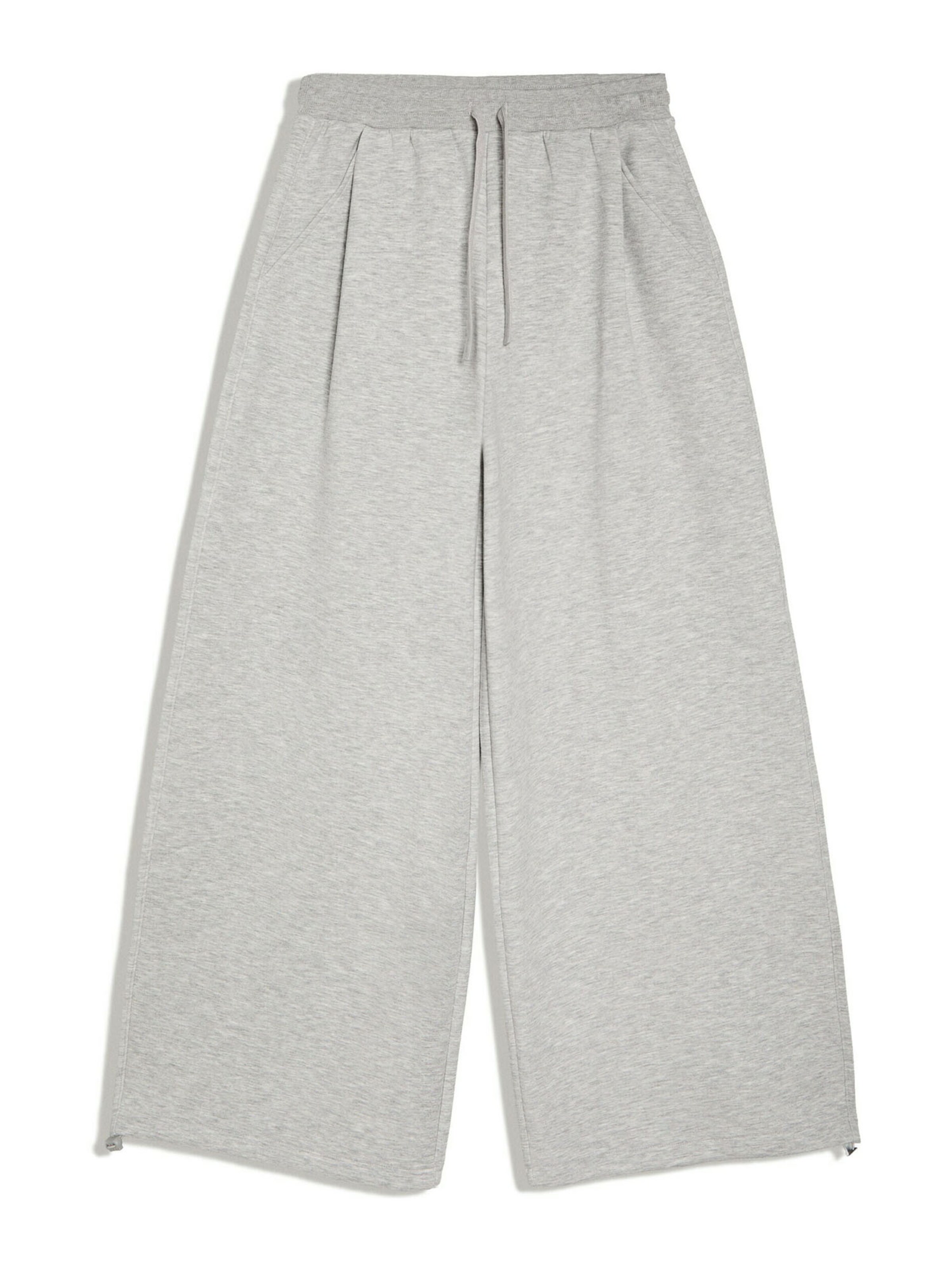 Pantaloni cutați de la Bershka pe gri: față