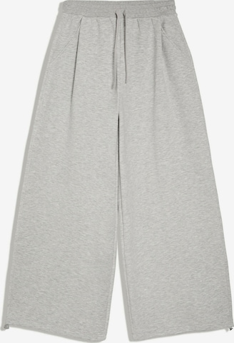 Pantaloni cutați de la Bershka pe gri: față