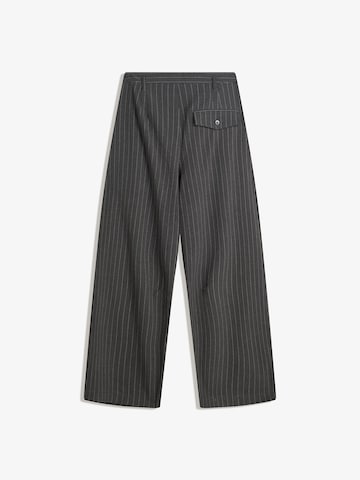 Bershka Baggy Pleat-front trousers in Grey
