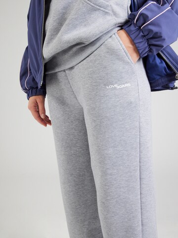 Tapered Pantaloni di Love Scars in grigio