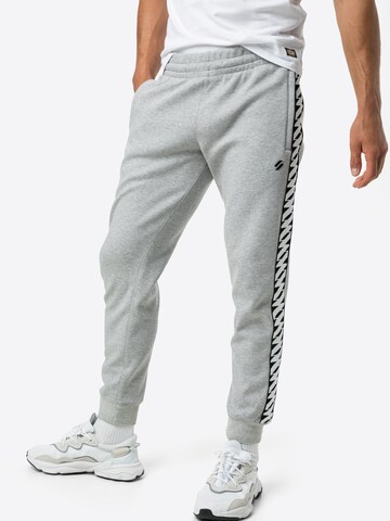 Superdry - Tapered Calças de desporto 'Code' em cinzento: frente