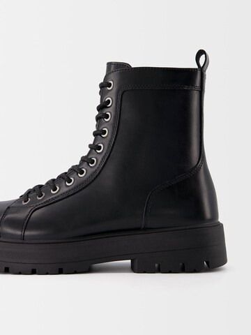 Boots stringati di Bershka in nero