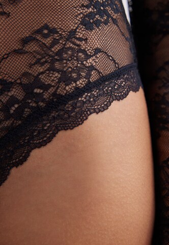 Intricate Surface Lace Body