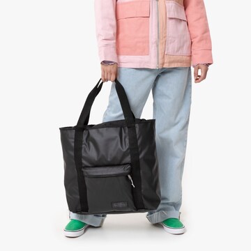 EASTPAK Сумки 'TARLIE' в Черный: спереди