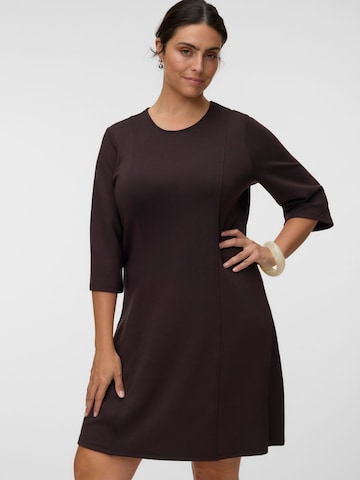 Abito 'VMChali' di Vero Moda Curve in marrone: frontale