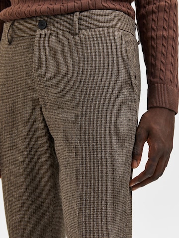 Coupe slim Pantalon à plis SELECTED HOMME en marron