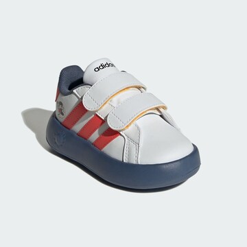 Baskets 'x Disney Mickey And Friends Grand Court 2.0' ADIDAS SPORTSWEAR en blanc