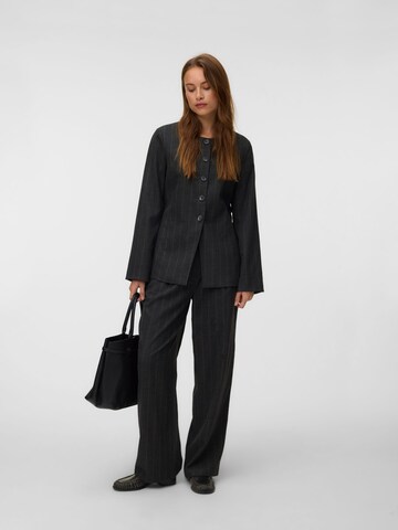 regular Pantaloni con pieghe di VERO MODA in grigio