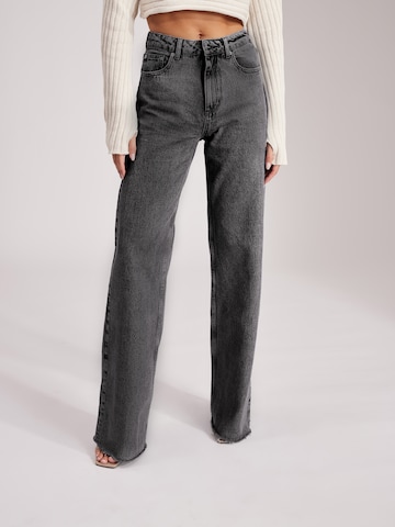 RÆRE by Lorena Rae Regular Jeans 'Mara Tall' in Grey: front