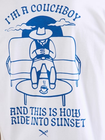 Iriedaily - Camiseta 'Couchboy' en blanco