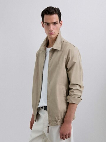 Veste mi-saison Scalpers en gris : devant
