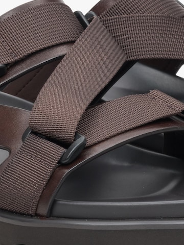 Estro Sandals '901-2' in Brown