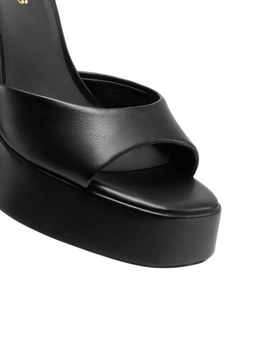 Dream Pairs Strap Sandals in Black