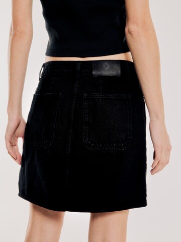 OUT OF ORBIT - Falda 'Nova' en negro