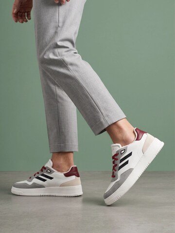PR1MO Sneaker low 'Bianco Brillante' i rød: forside