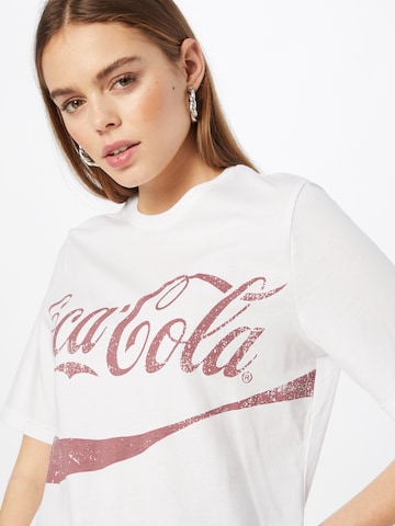 ONLY قميص 'COCA COLA' بلون أبيض