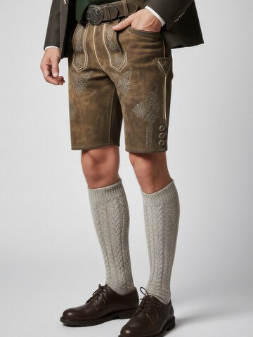 Country Maddox Regular Traditional Pants in Brown: front
