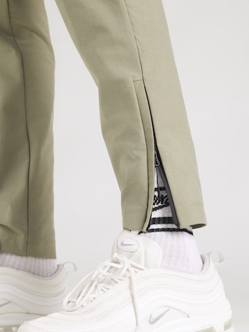 Nike Sportswear Slim fit Trousers in Green