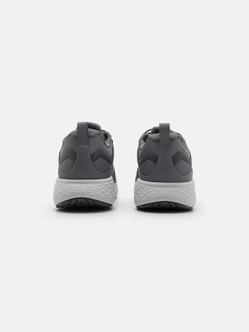 COLUMBIA Полуботинки 'PEAKFREAK ROAM™' в Серый