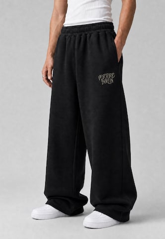 Vertere Berlin Loose fit Trousers in Black: side
