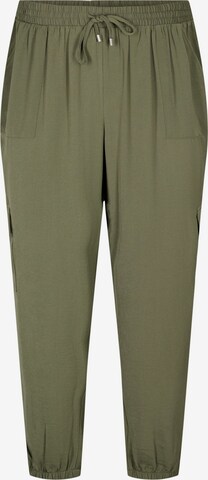 Tapered Pantaloni cargo 'CAJOY' di Zizzi in verde: frontale