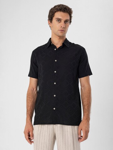 Coupe regular Chemise Antioch en noir : devant