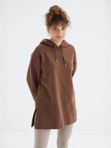 Tommy Life Sweatshirt in Brown: front