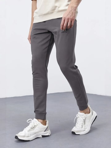 Pantalon Tommy Life en gris : devant