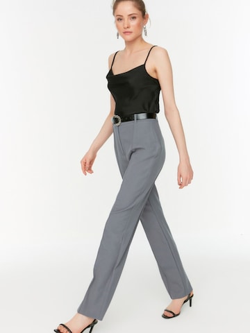 Regular Pantaloni cu dungă de la Trendyol pe gri