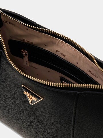 GUESS Schultertasche 'Darcy' in Schwarz