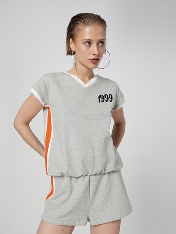 VIERVIER Sweatshirt 'Jolien' i grå: framsida