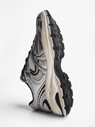 Bershka Sneaker low i sølv