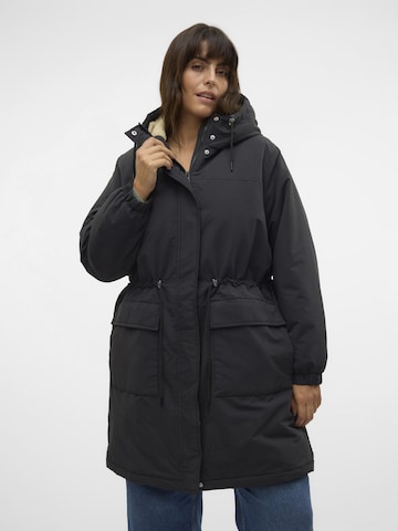 Manteau d’hiver 'CALMA' Vero Moda Curve en noir : devant
