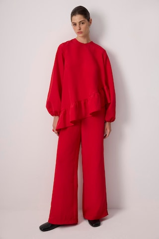 Touche Prive Pants in Red: front