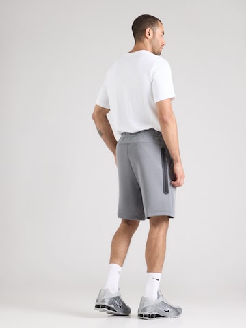 Nike Sportswear Lużny krój Spodnie 'TECH FLC' w kolorze szary